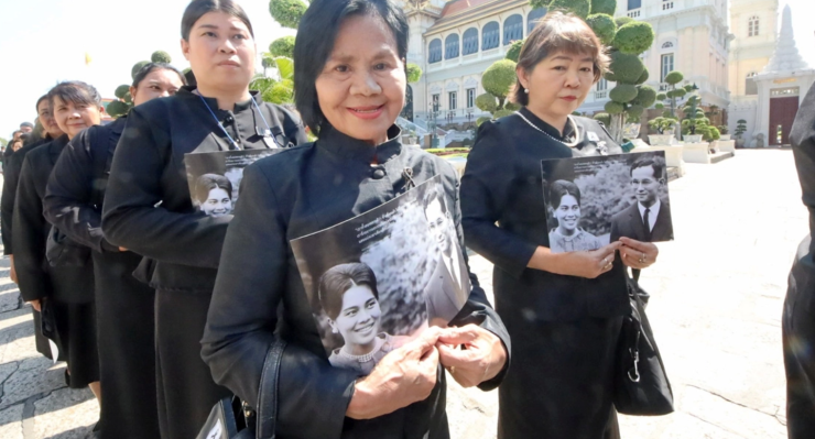ราชสกุล-คณะบุคคล-พสกนิกร หลั่งไหลถวายสักการะพระบรมศพ พระพันปีหลวง - betfahvip